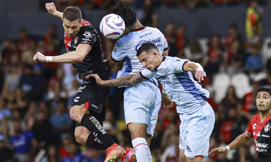 Castaño pelea el balón en juego ante Atlas