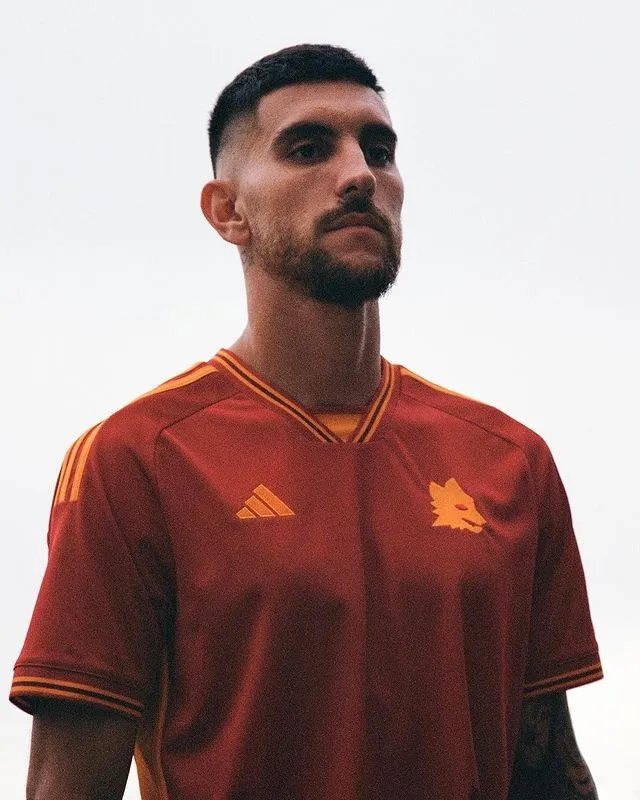Lorenzo Pellegrini con la playera de la Roma