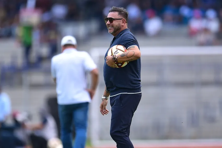 Turco Mohamed en un juego de Pumas