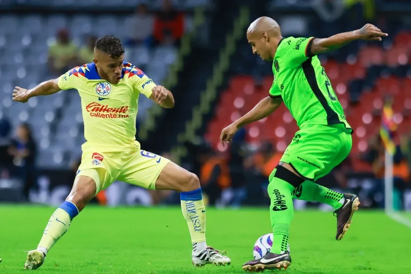 Jonathan jugando con el América