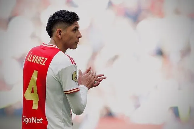 Álvarez durante un juego con el Ajax