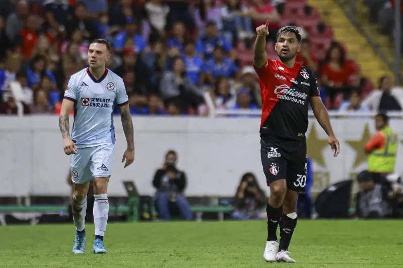 Eduardo Aguirre enfrentando al Cruz Azul