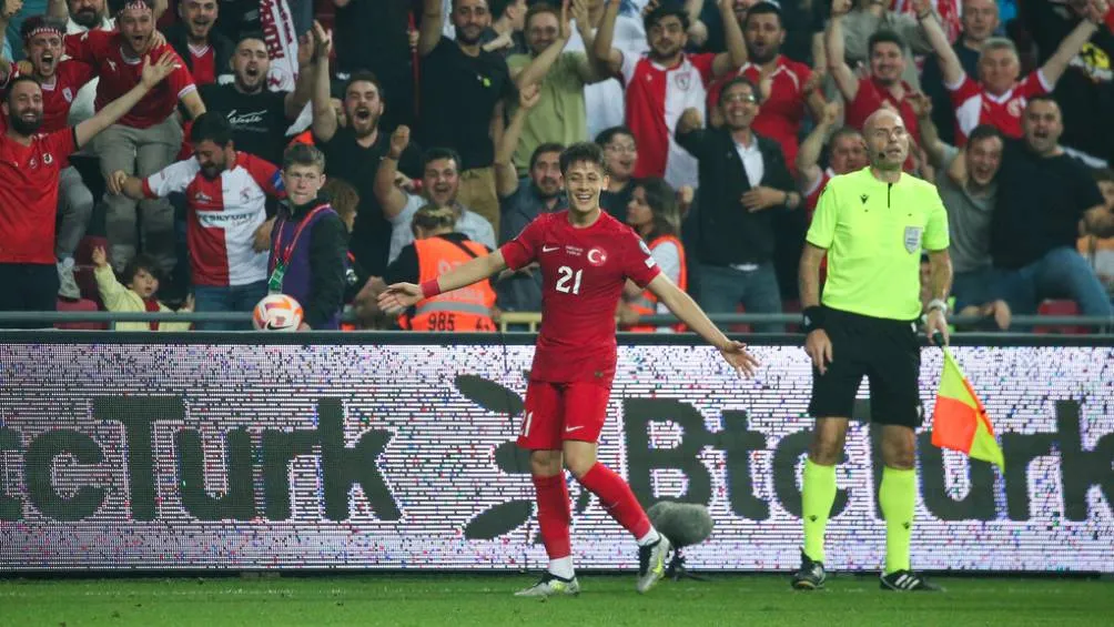 Arda Güler en partido con la selección turca