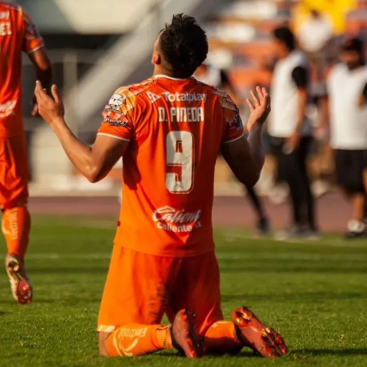 Pineda celebrando un gol