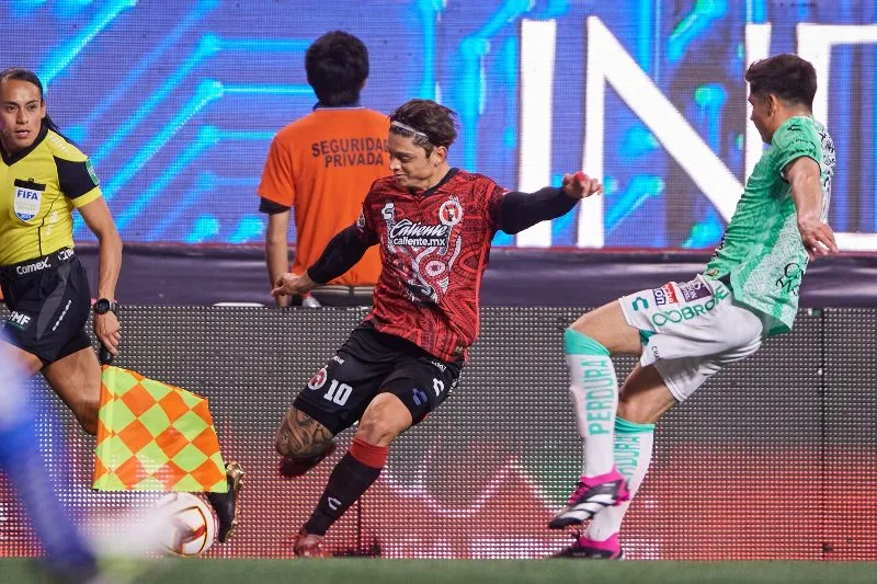 MEXSPORT Montecinos jugando con los Xolos de Tijuana