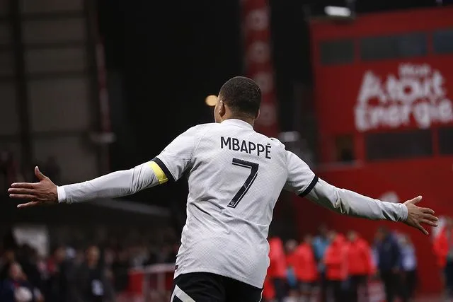Kylian Mbappé festejando un gol