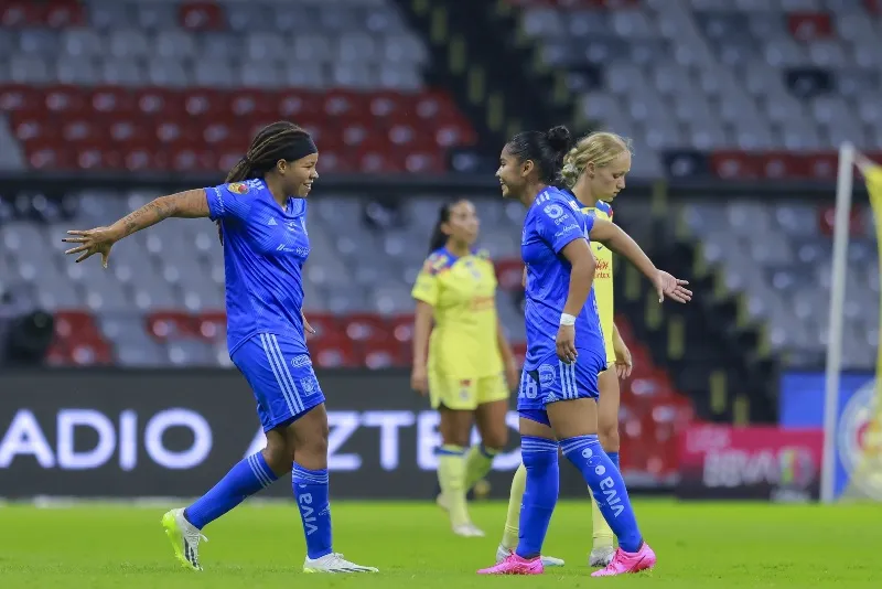 Tigres festejando un gol en el Campeón de Campeones