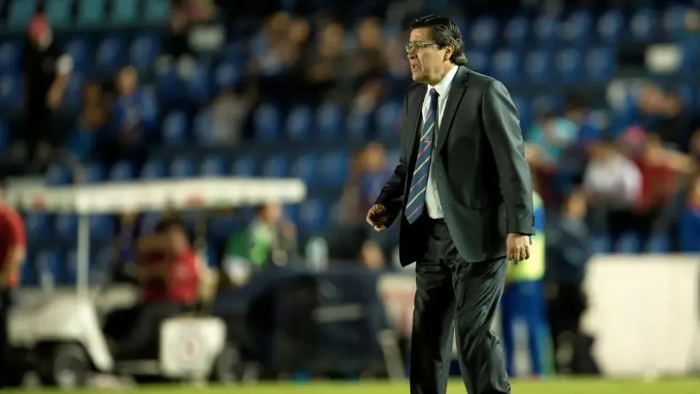 Tena dirigiendo en Liga MX