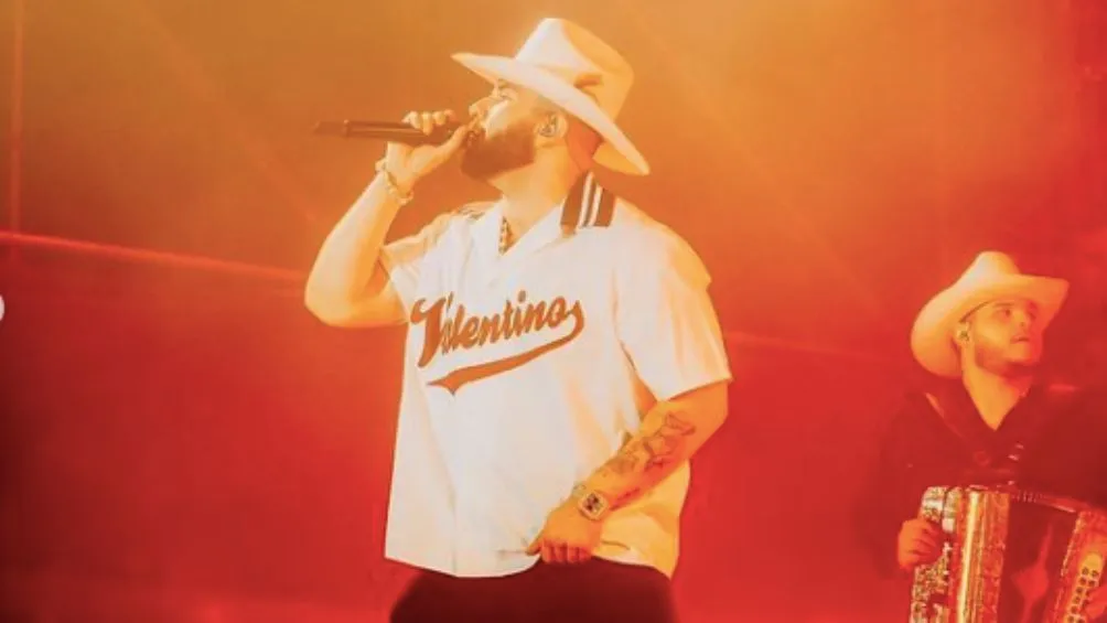 León durante su show en La Corregidora