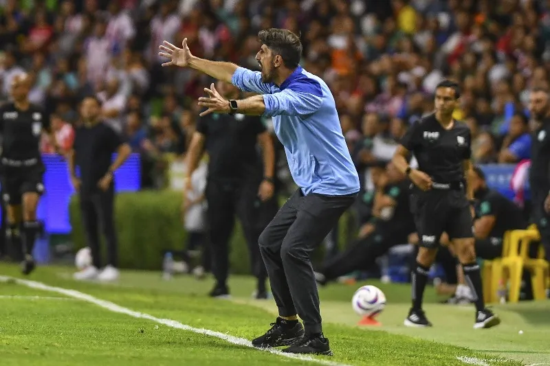 Veljko Paunovic dando instrucciones con las Chivas