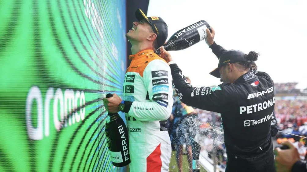 Norris y Hamilton durante la celebración