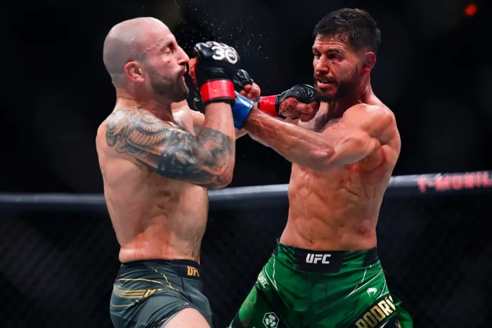 Yaír Rodríguez y Alexander Volkanovski durante la pelea