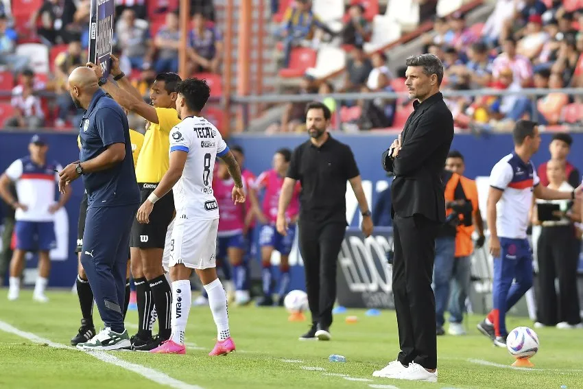 Tano Ortiz en un partido de Rayados