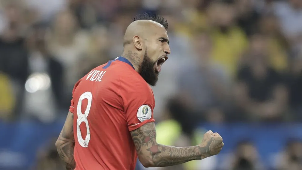 Vidal durante un partido con Chile