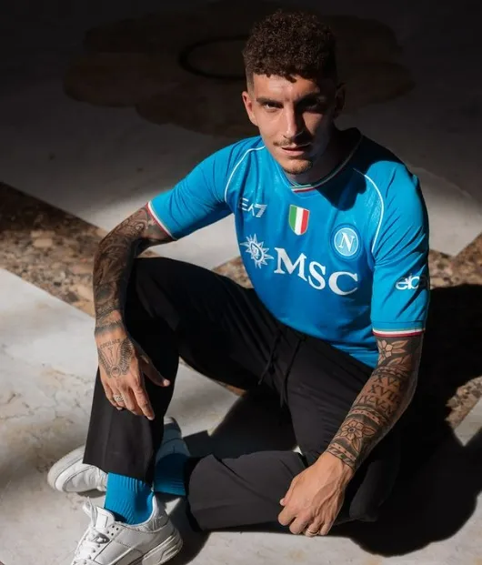 Instagram @officialsscnapoli Giovani Di Lorenzo con el nuevo uniforme del Napoli
