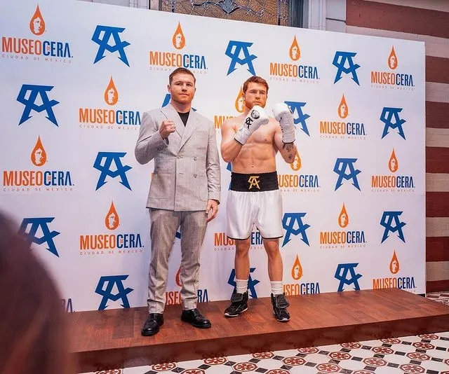 Álvarez junto a su figura de cera