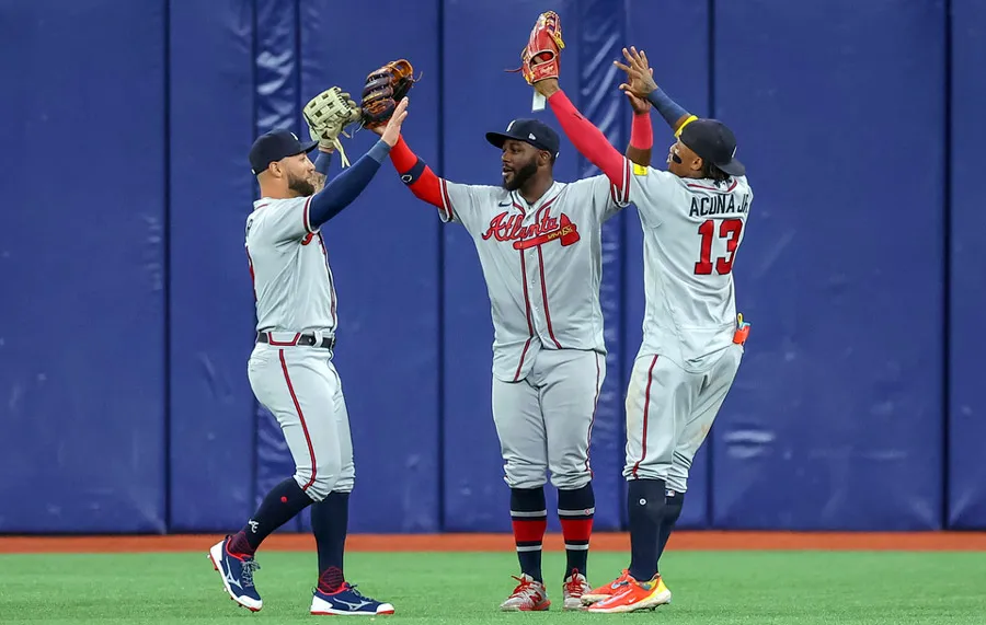 AP Kevin Pillar, Michael Harris II yRonald Acuna Jr. celebran triunfo