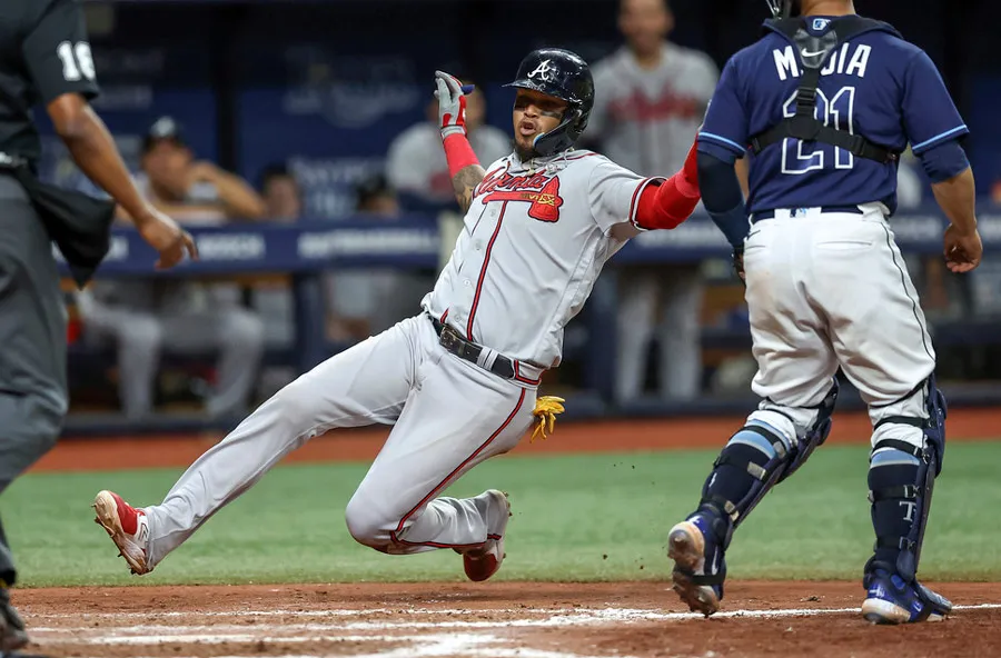 AP Orlando Arcia se barre en home