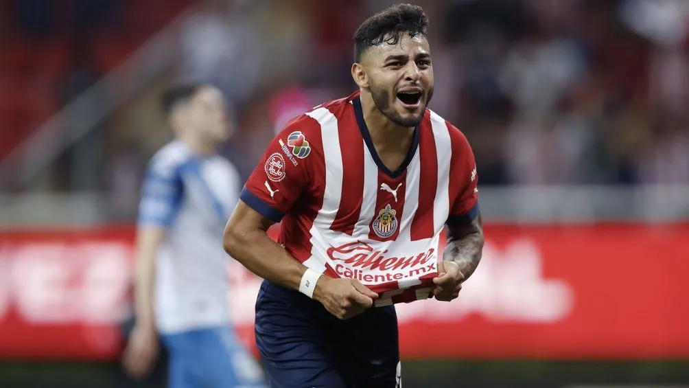 MEXSPORT Vega vistiendo la playera de Chivas