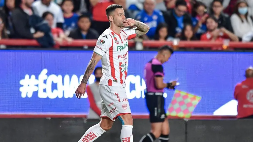 Edgar celebrando un gol con Necaxa