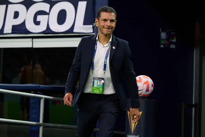 Jimmy Lozano en un partido con México