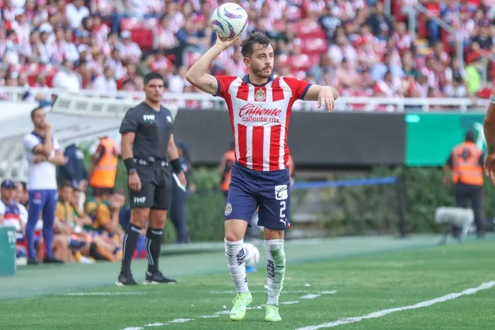 Mozo en un juego con Chivas