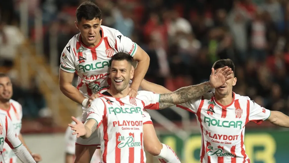 El español celebrando un gol con Necaxa