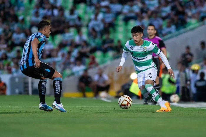 Omar Campos durante un partido con Santos