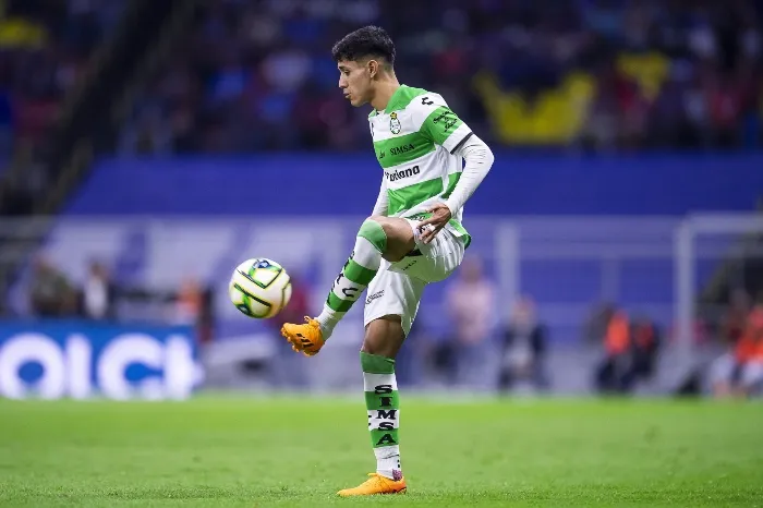 Omar Campos durante un partido con Santos