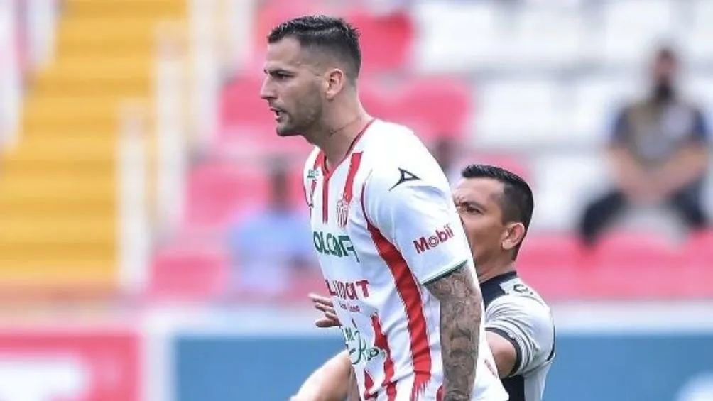 Méndez en un juego con Necaxa