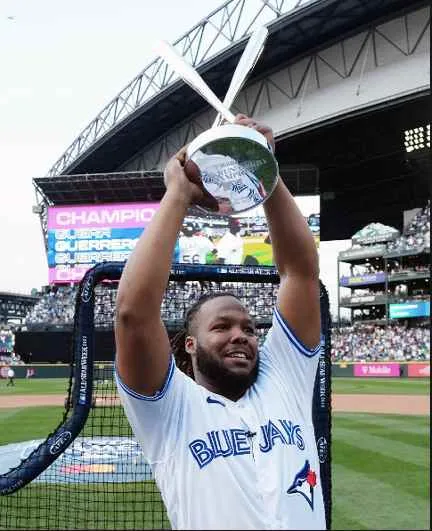 Guerrero levanta el trofeo del HR Derby