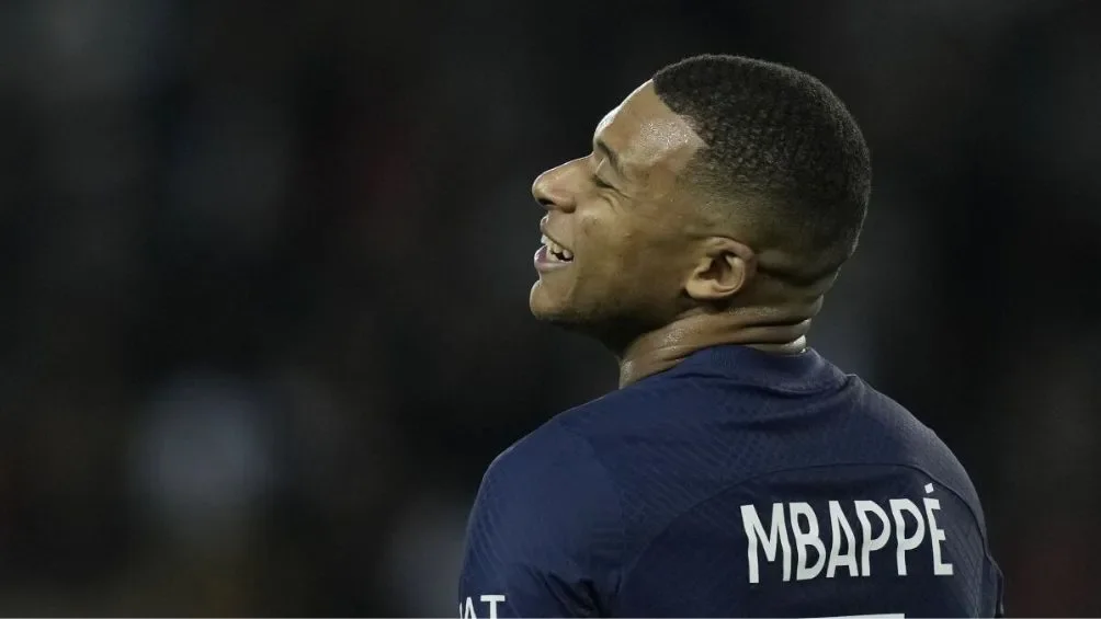 Kylian Mbappé en un partido con el PSG
