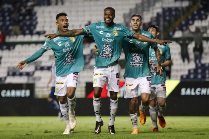 Jugadores de Léon festejan una anotación