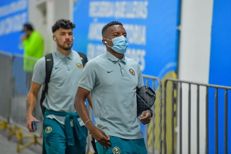 MEXSPORT Otero llegando previo al juego de las Águilas