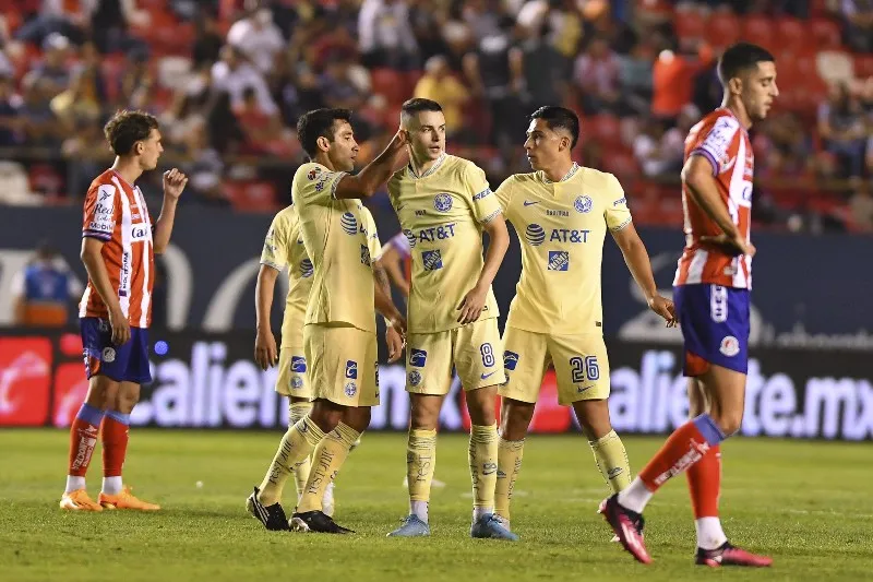 MEXSPORT Fidalgo celebrando junto a su compañeros del América