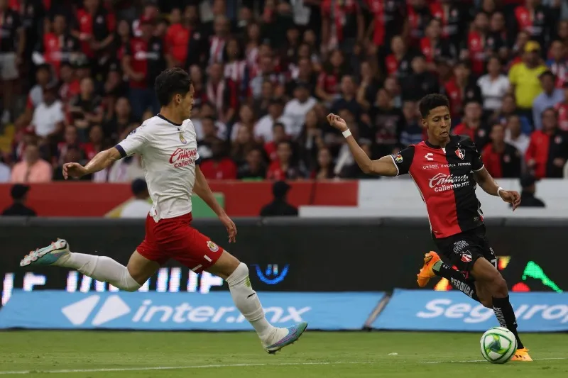 Ozziel Herrera jugando contra las Chivas