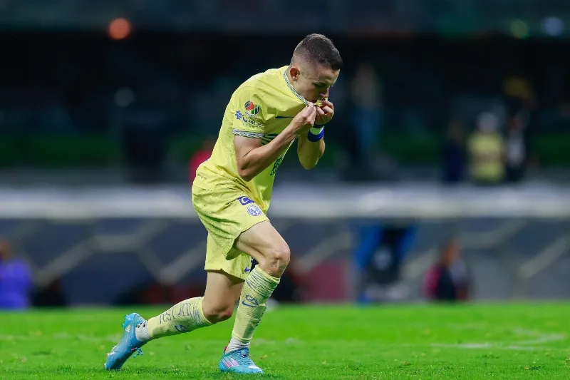 MEXSPORT Fidalgo besando el escudo del América