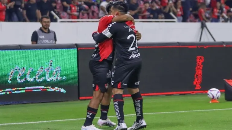 MEXSPORT Jugadores de Atlas festejan un gol