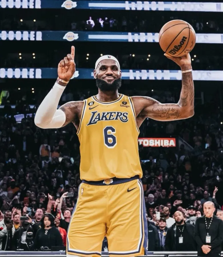 LeBron James jugará su temporada 21 en la NBA