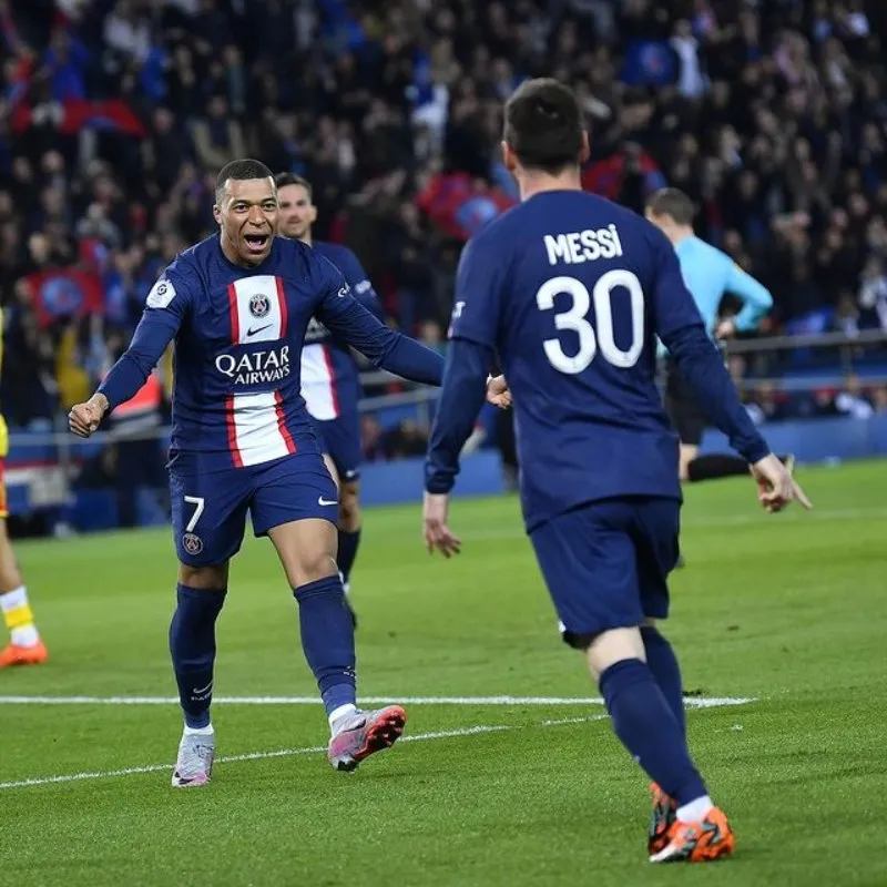Messi y Mbappé celebrando un gol