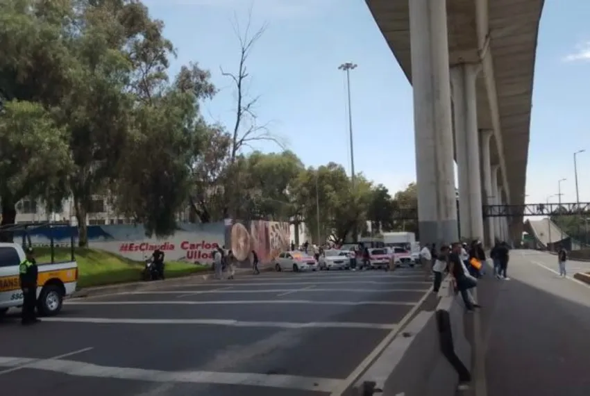 TWITTER: @OVIALCDMX La salida hacia autopista cerrada