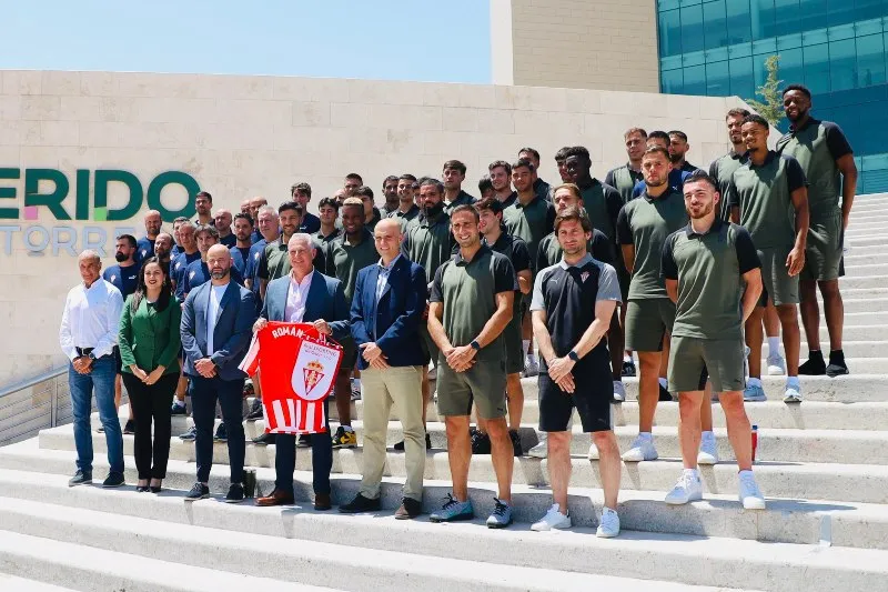 Jugadores del Sporting de Gijón junto al presidente del municipio de Torreón