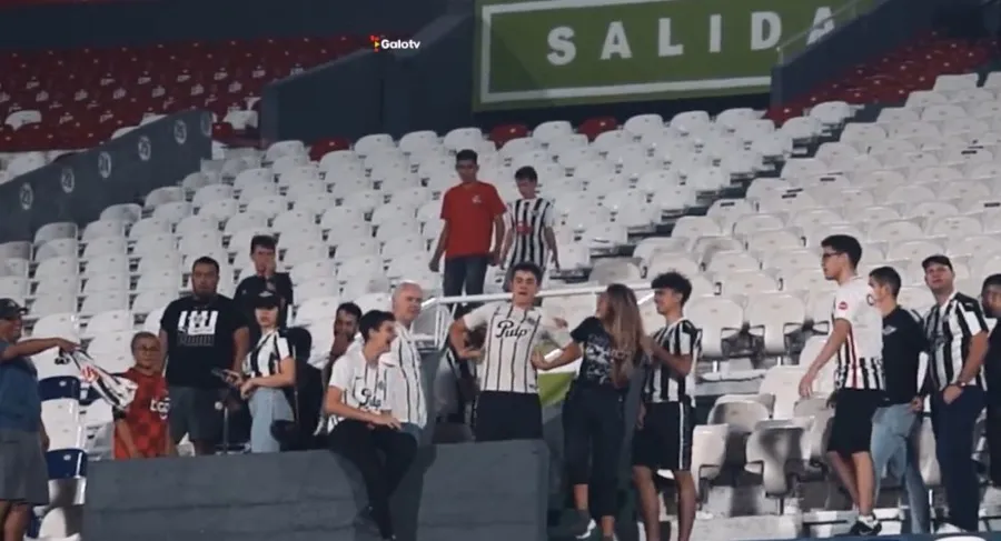 La afición le gritó 'mono' a Everson