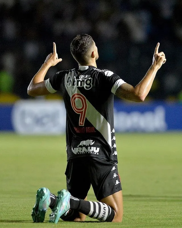 Pedro Raúl festejando su gol con el Vasco de Gama