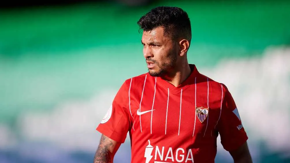 Sevilla quiere mantener al mexicano