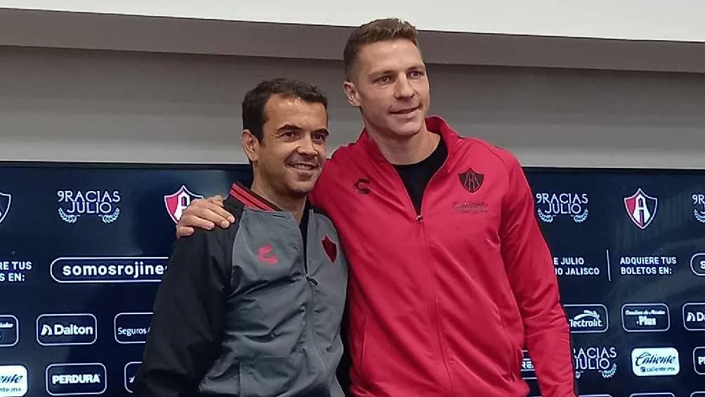 El delantero se despide de los rojinegros