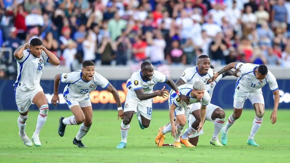 Los jugadores panameños tras el último penal tirado