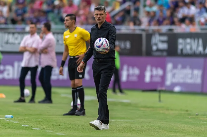 Tano Ortiz en juego vs Mazatlán