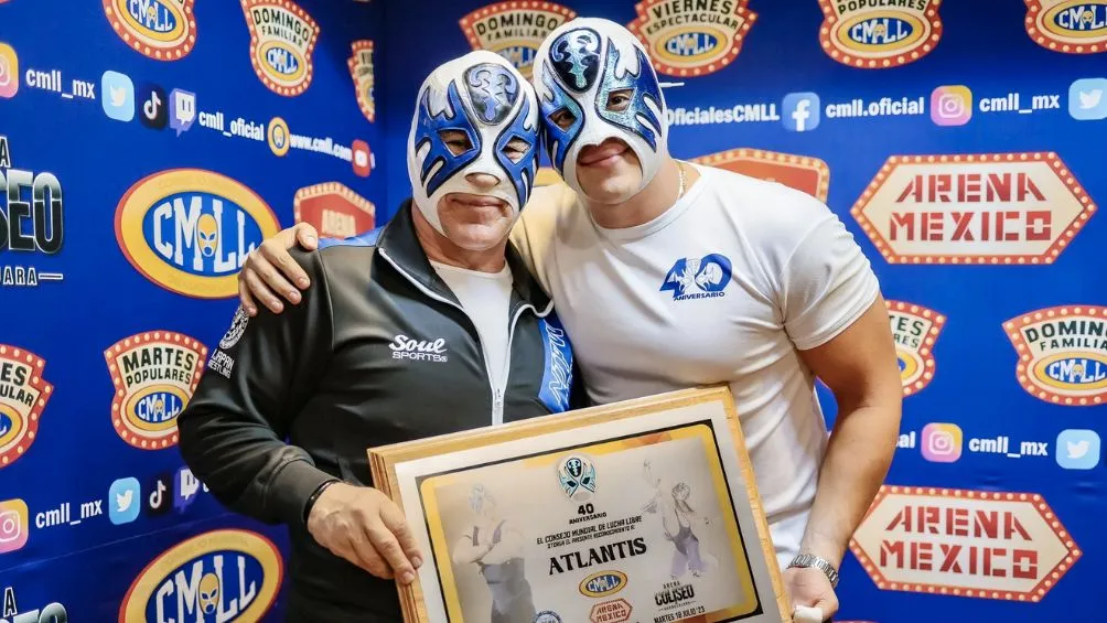 Atlantis junto a su hijo