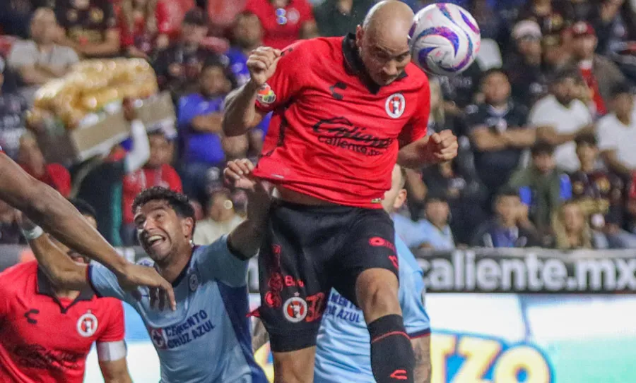 MEXSPORT Cocoliso remata el balón